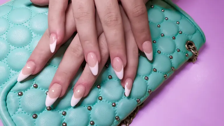 Uñas tipo almond con francés clásico