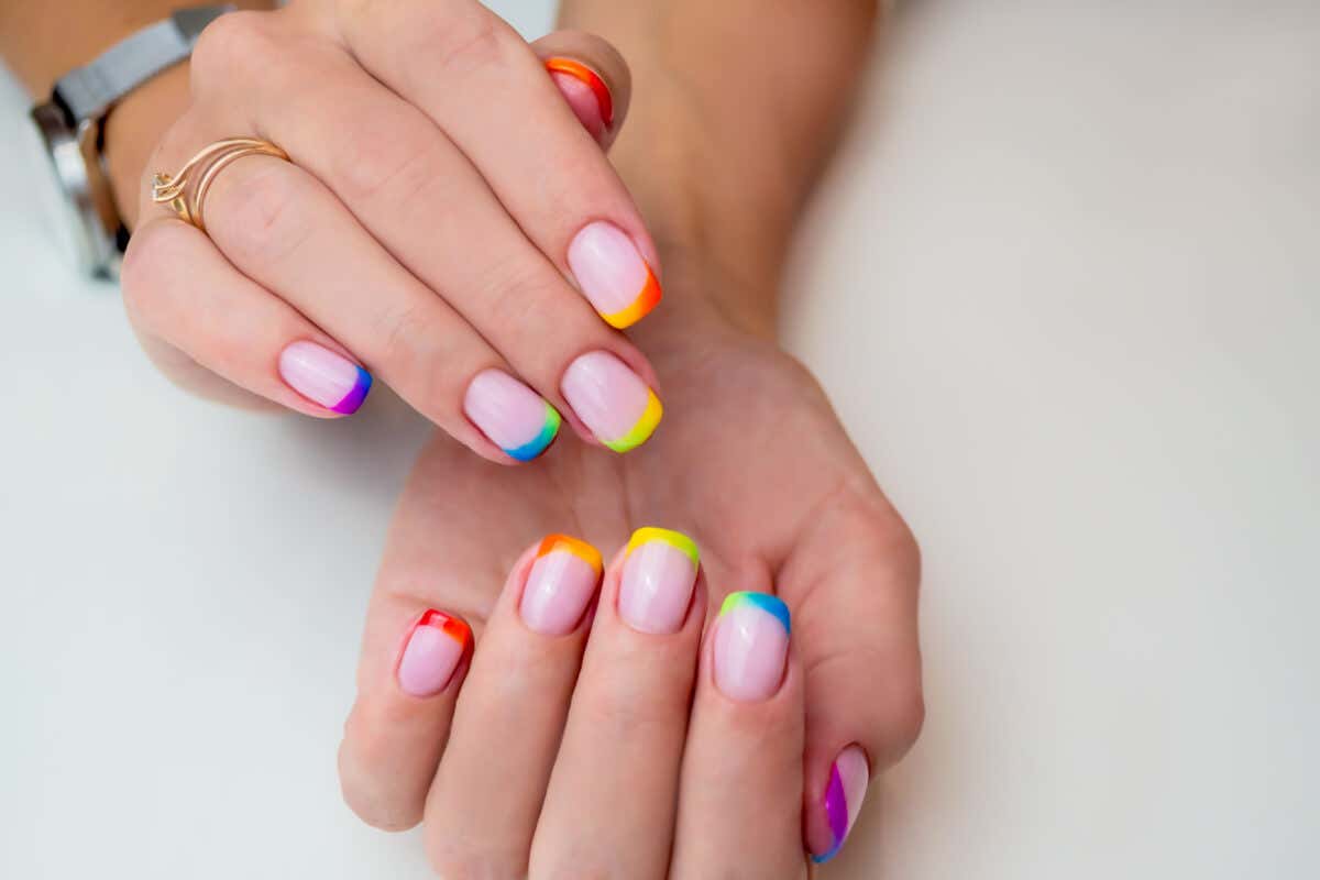 Nude nails con francesa de colores. 
