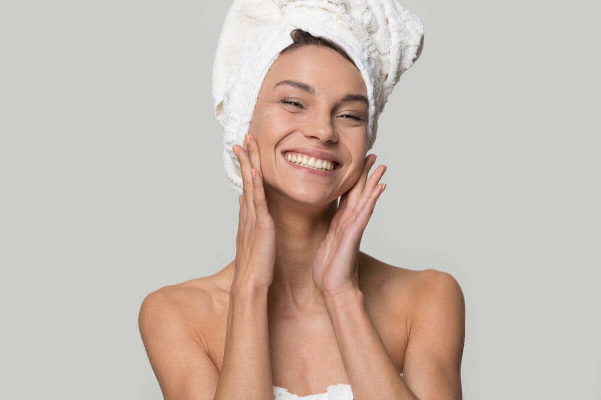 Mujer usa suplementos de colágeno con magnesio
