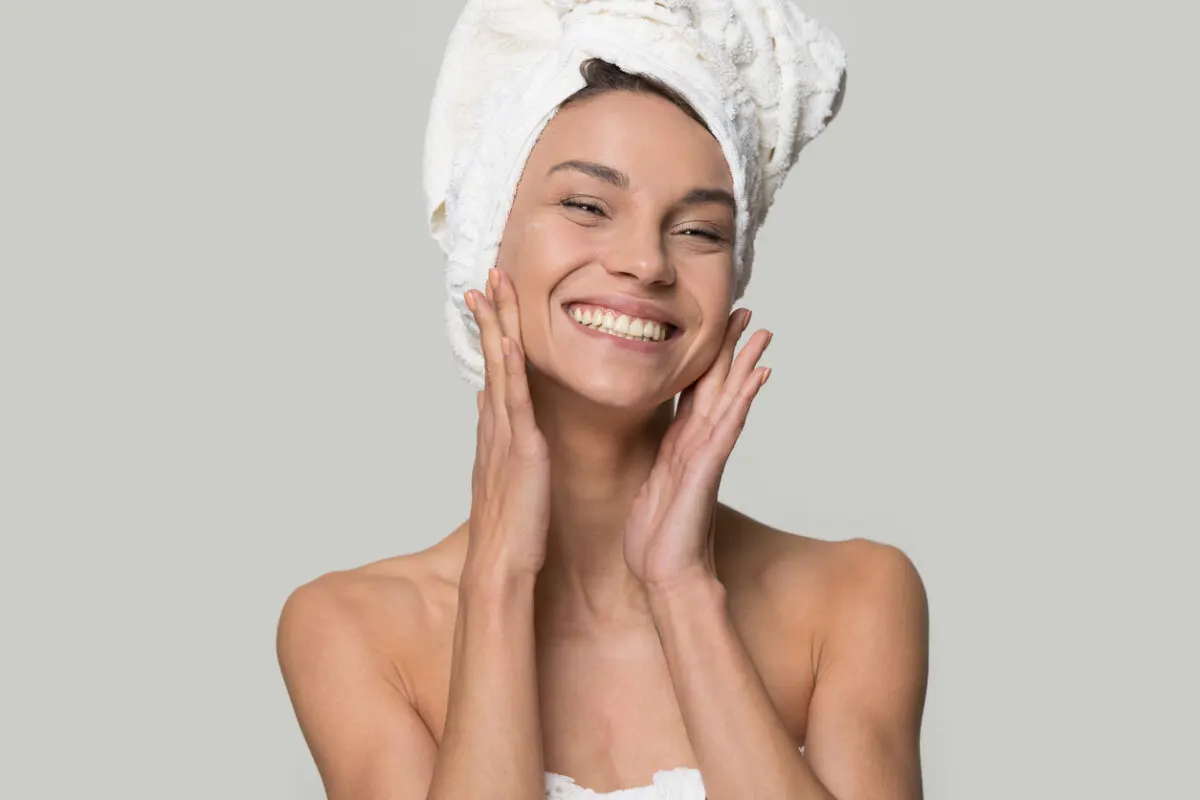 Mujer usa suplementos de colágeno con magnesio