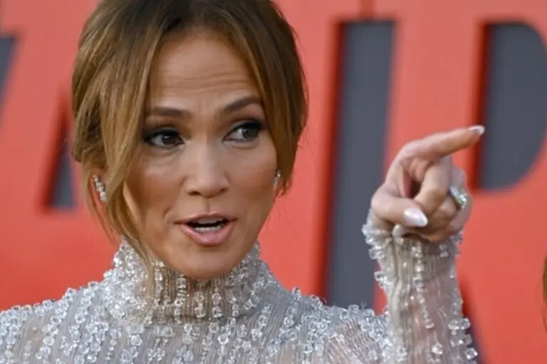 Jennifer López prefiere las uñas «lip gloss» para lucir sencilla y elegante