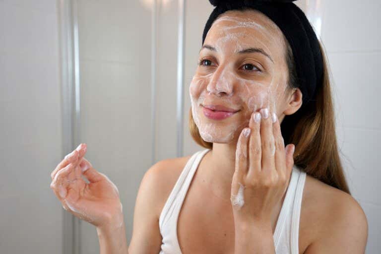 Los 8 pasos para hacerte una limpieza facial profunda en casa