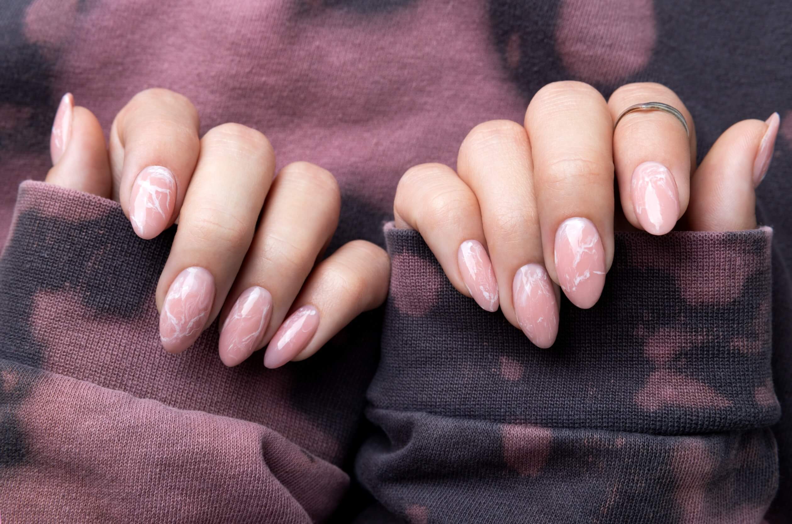 Manicura baby boomer con acabado tornasol