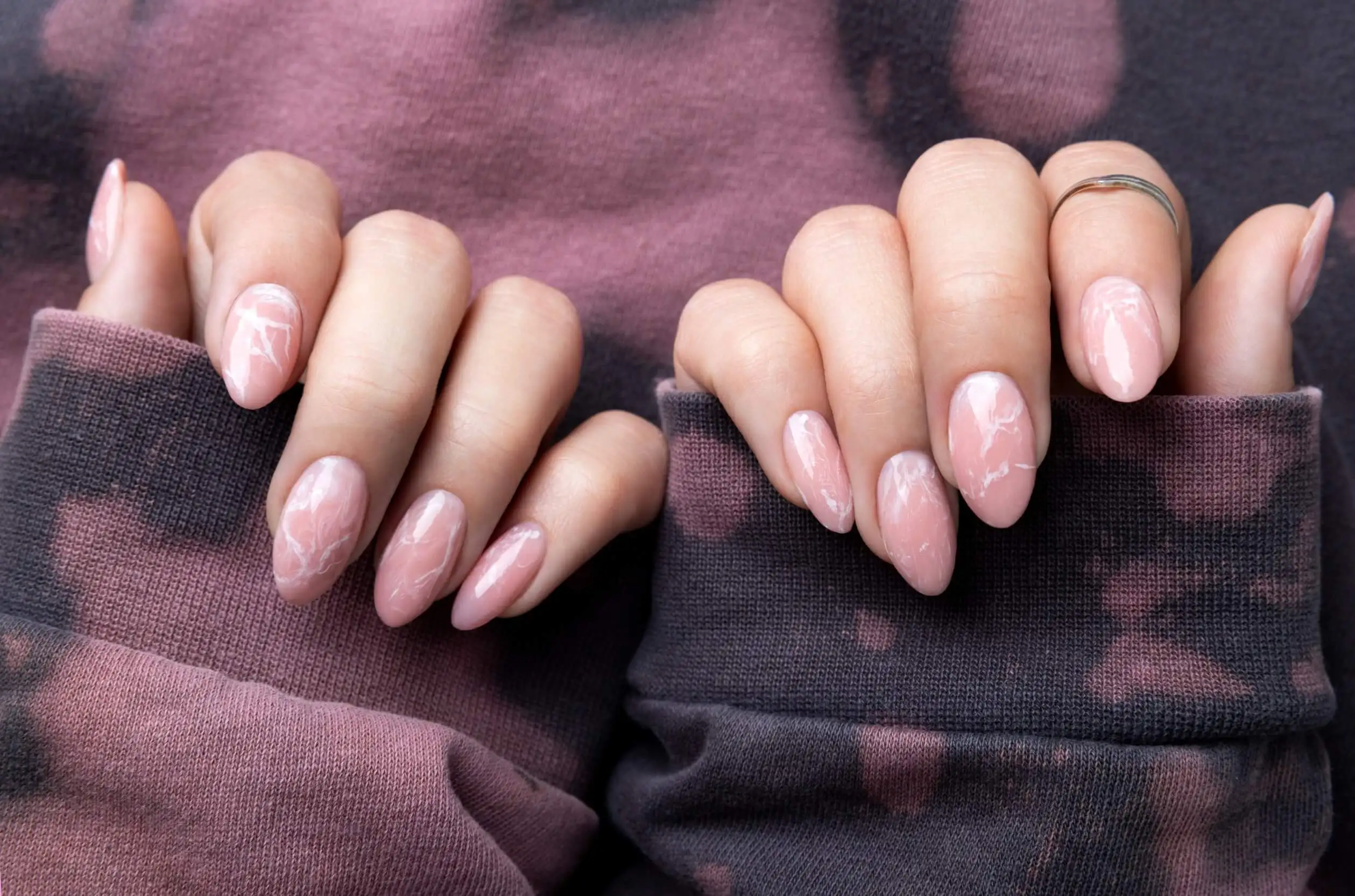 Manicura baby boomer con acabado tornasol