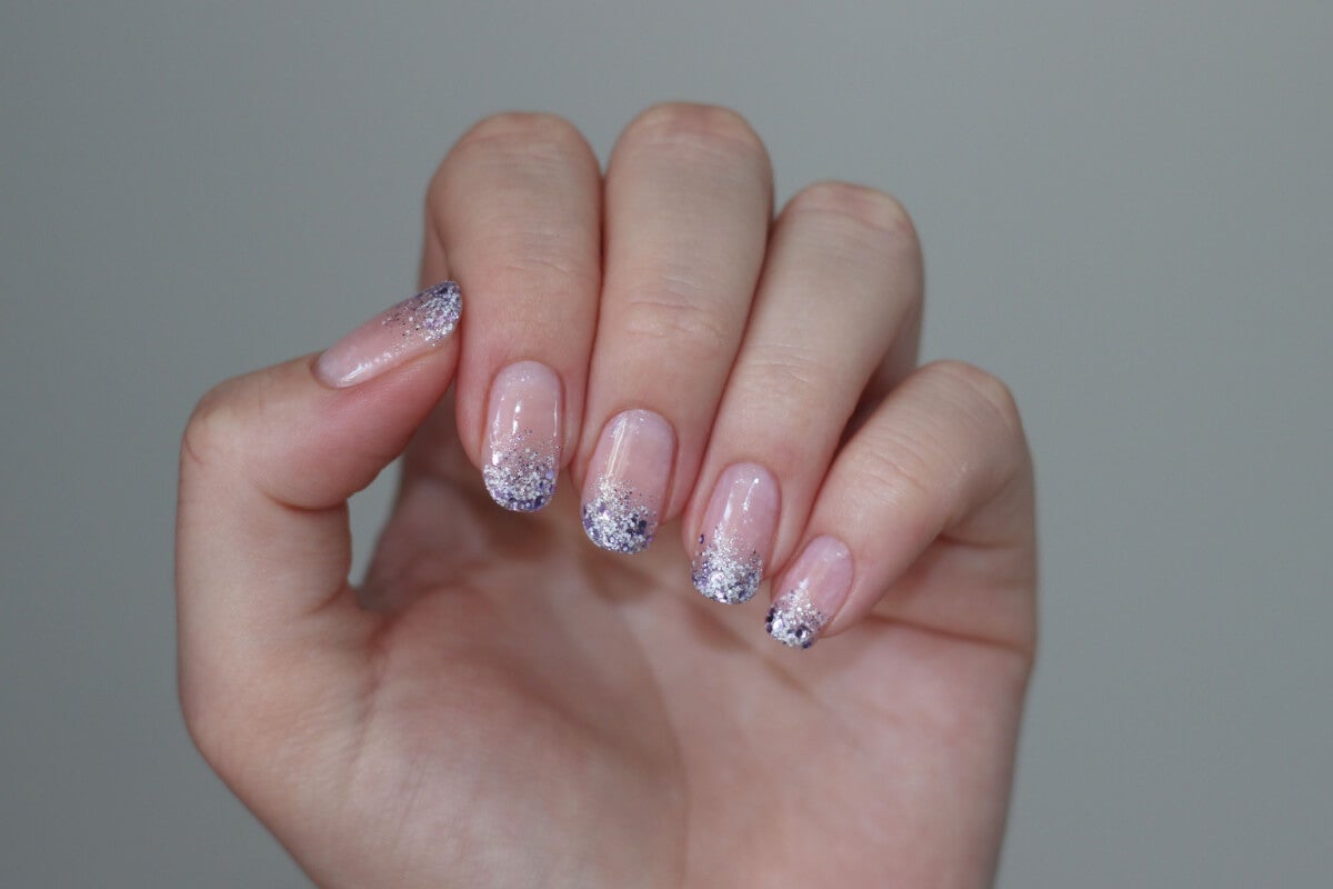 Manicure difusa com glitter.