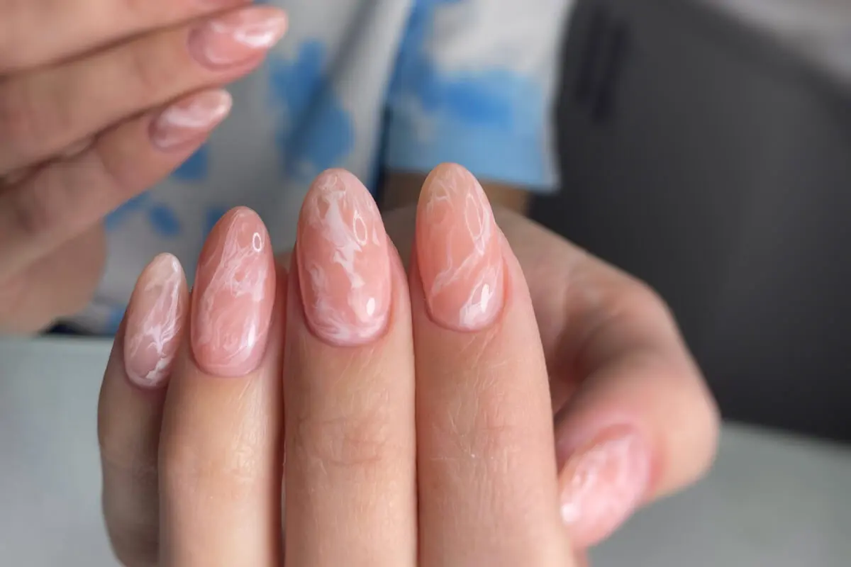 Estilo nude marmorizado.