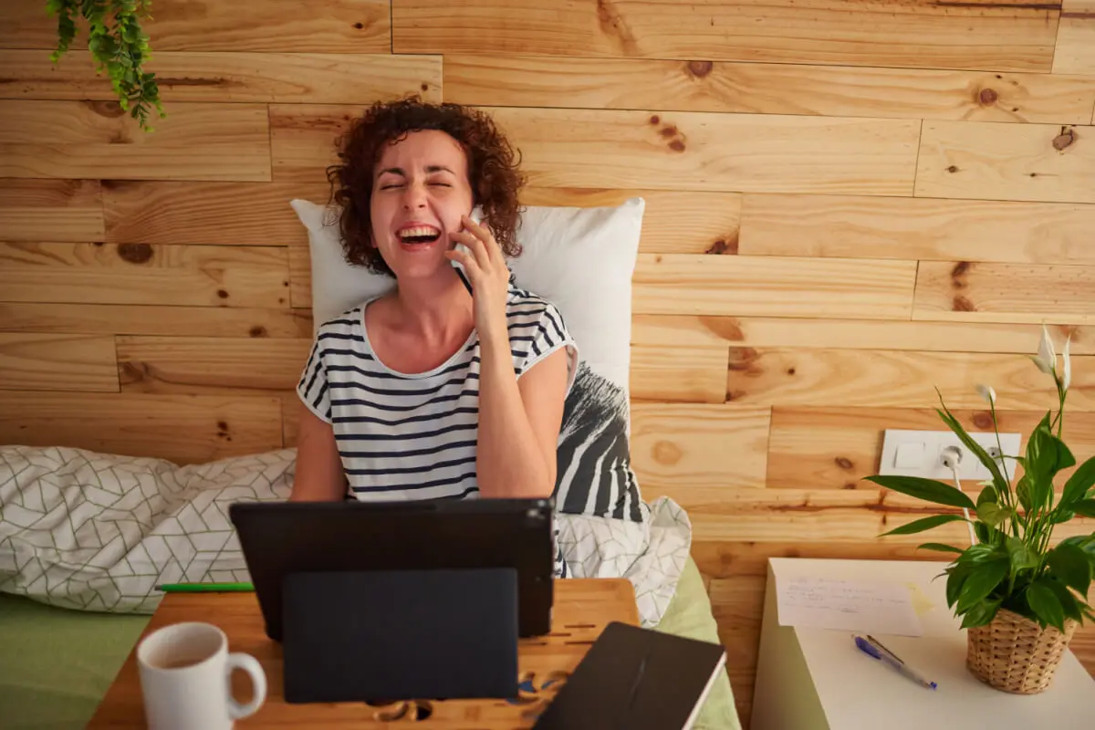 Mesas plegables para trabajar desde la cama, el sofá o donde quieras