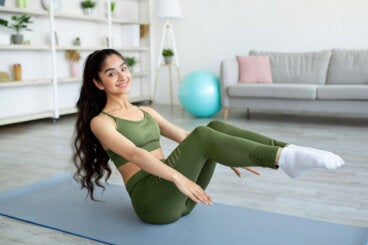 Si practicas yoga en casa, estos 3 accesorios son IMPRESCINDIBLES