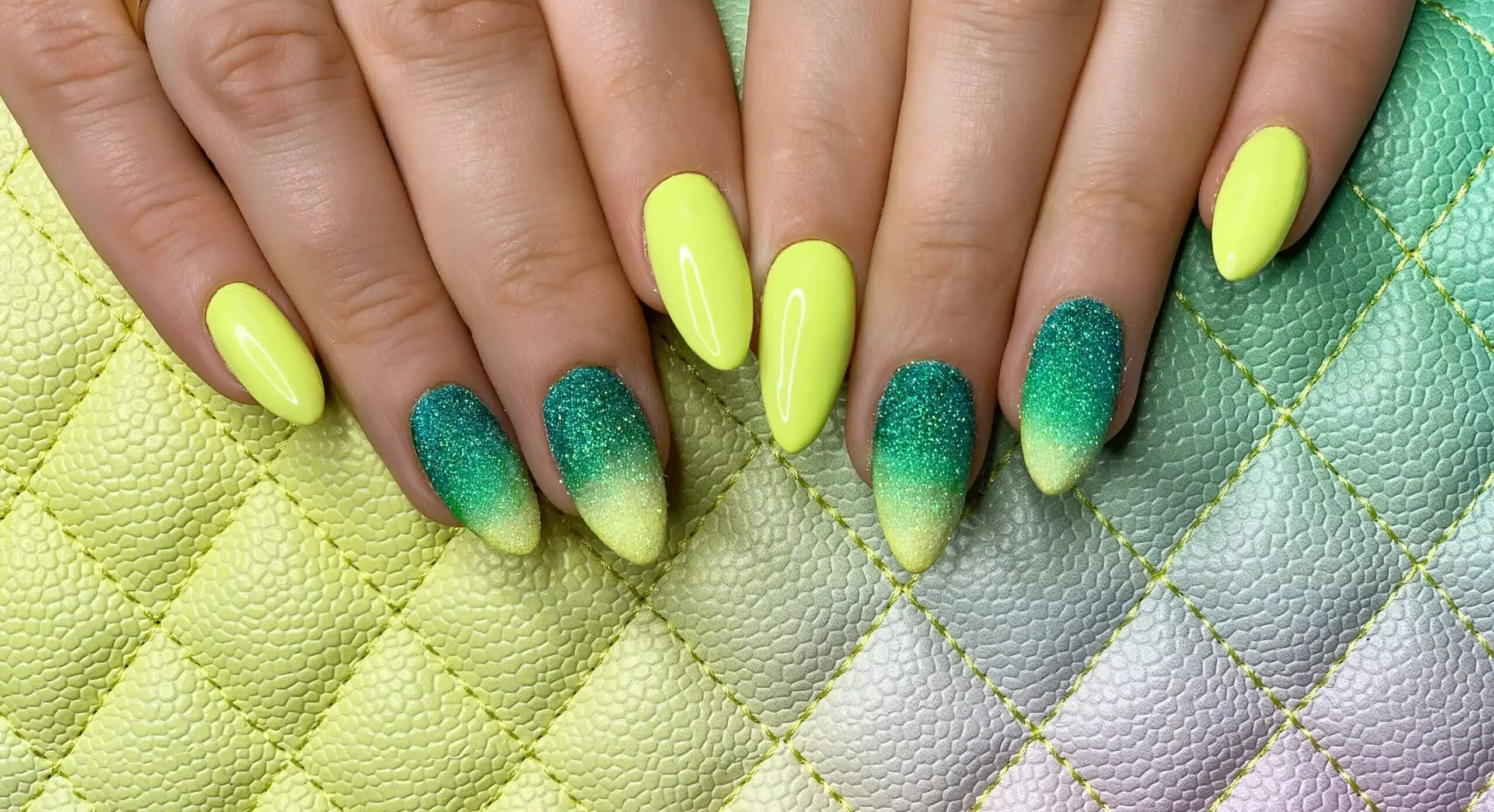 Manicura efecto ombré verde limón