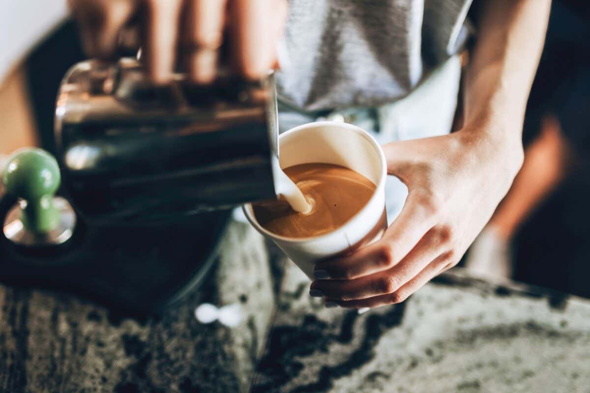 Aprende a preparar un té «chai latte» como el de tu cafetería favorita
