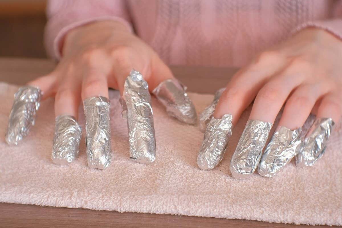 5 trucos para quitar las uñas de porcelana en casa