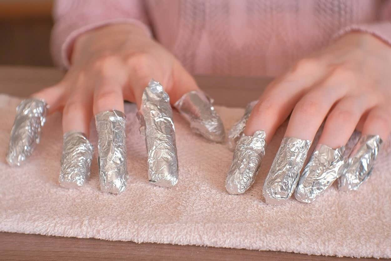 Cómo quitas uñas acrílicas en casa.