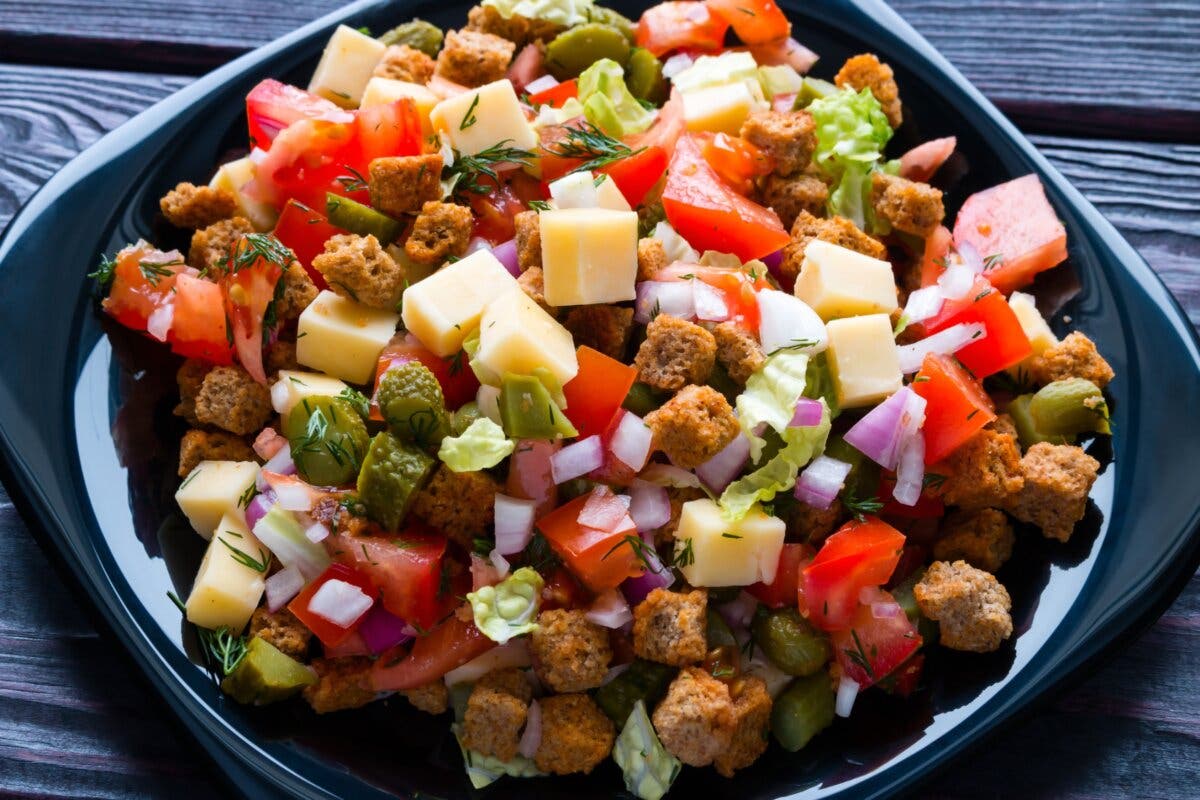 Ensalada de mango con nuggets de pollo.