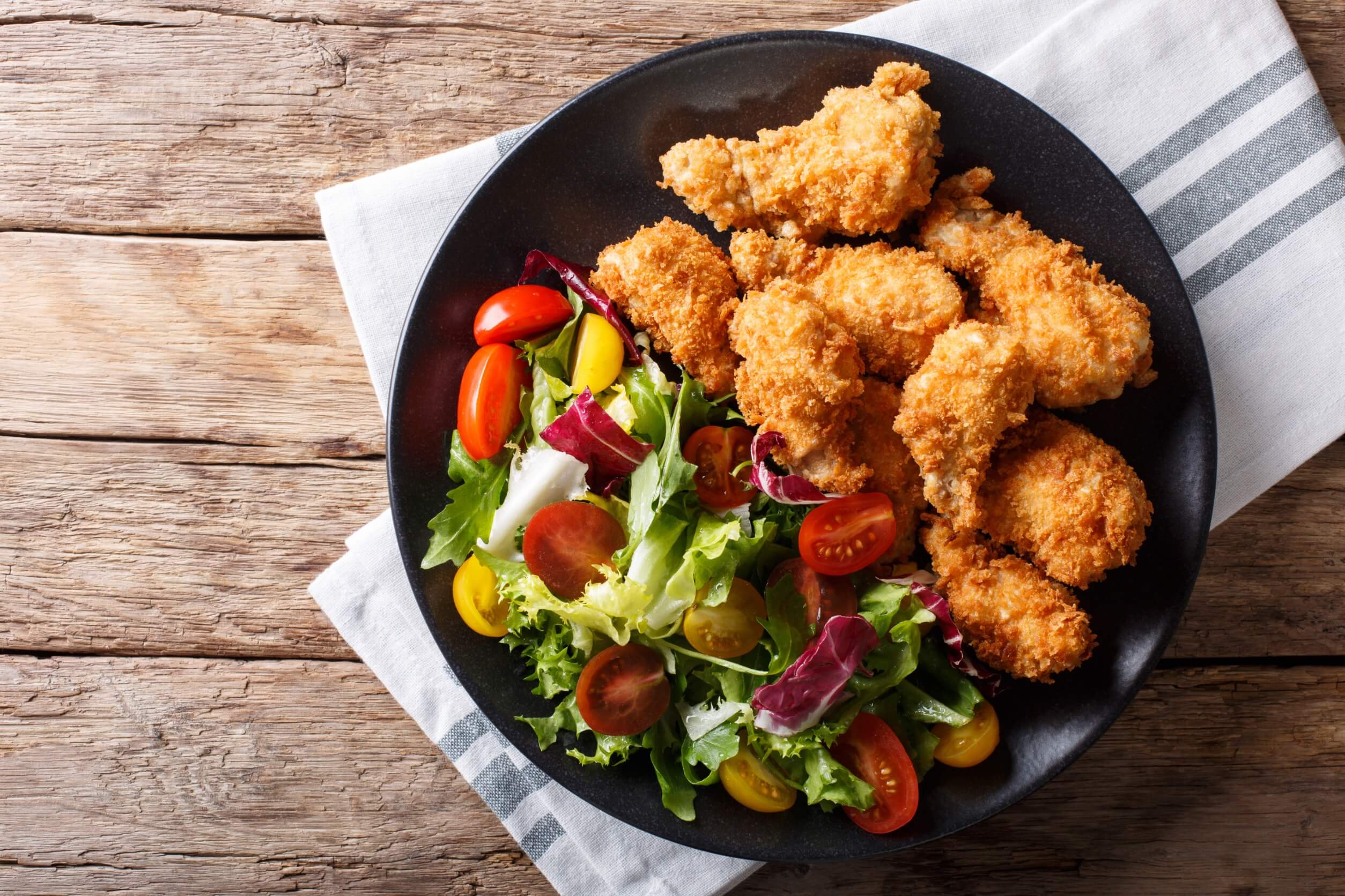 Receta de ensalada con nuggets de pollo