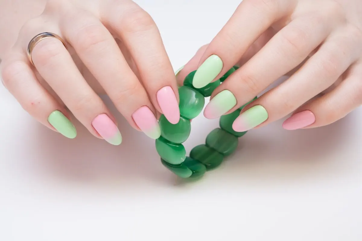 Colores sandía en las uñas