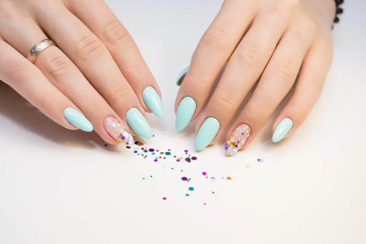 Uñas en azul Tiffany