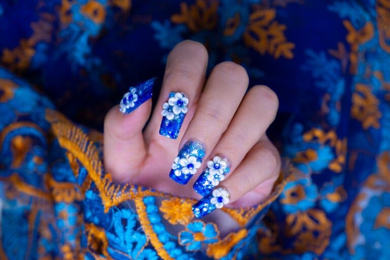 Flores en base azul eléctrico