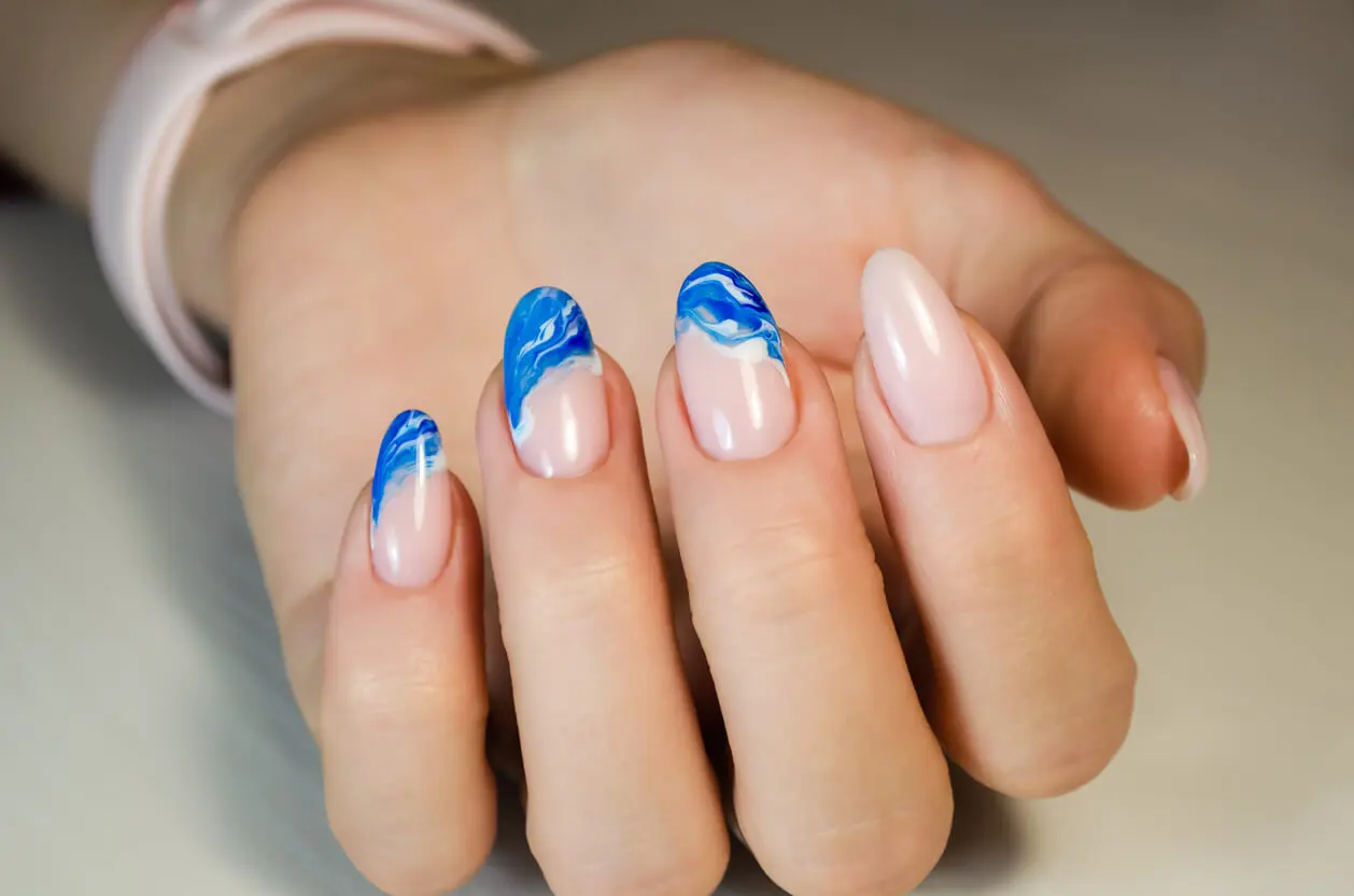 Uñas almond diseño olas