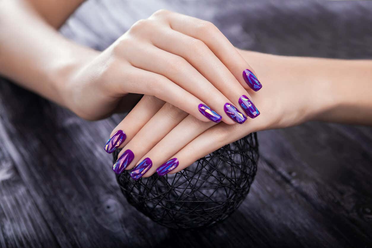 Elegantes uñas holográficas violeta