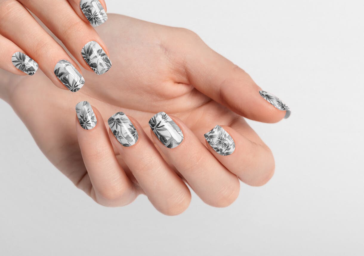 Uñas con dibujo gris