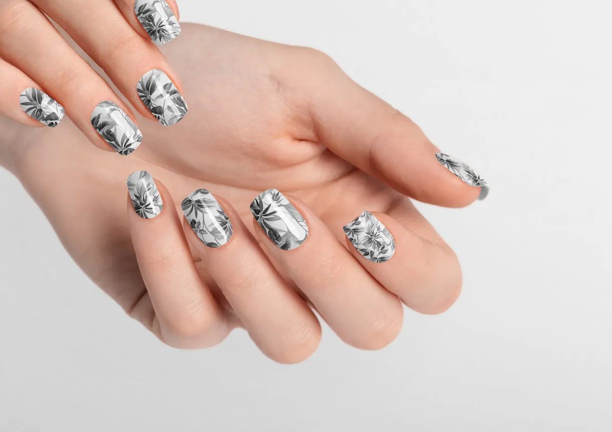 Uñas con dibujo gris