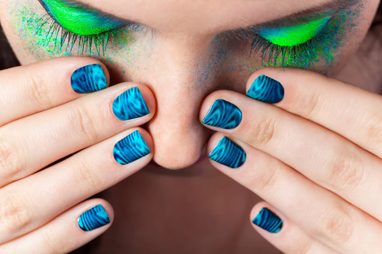 Uñas holográficas con líneas