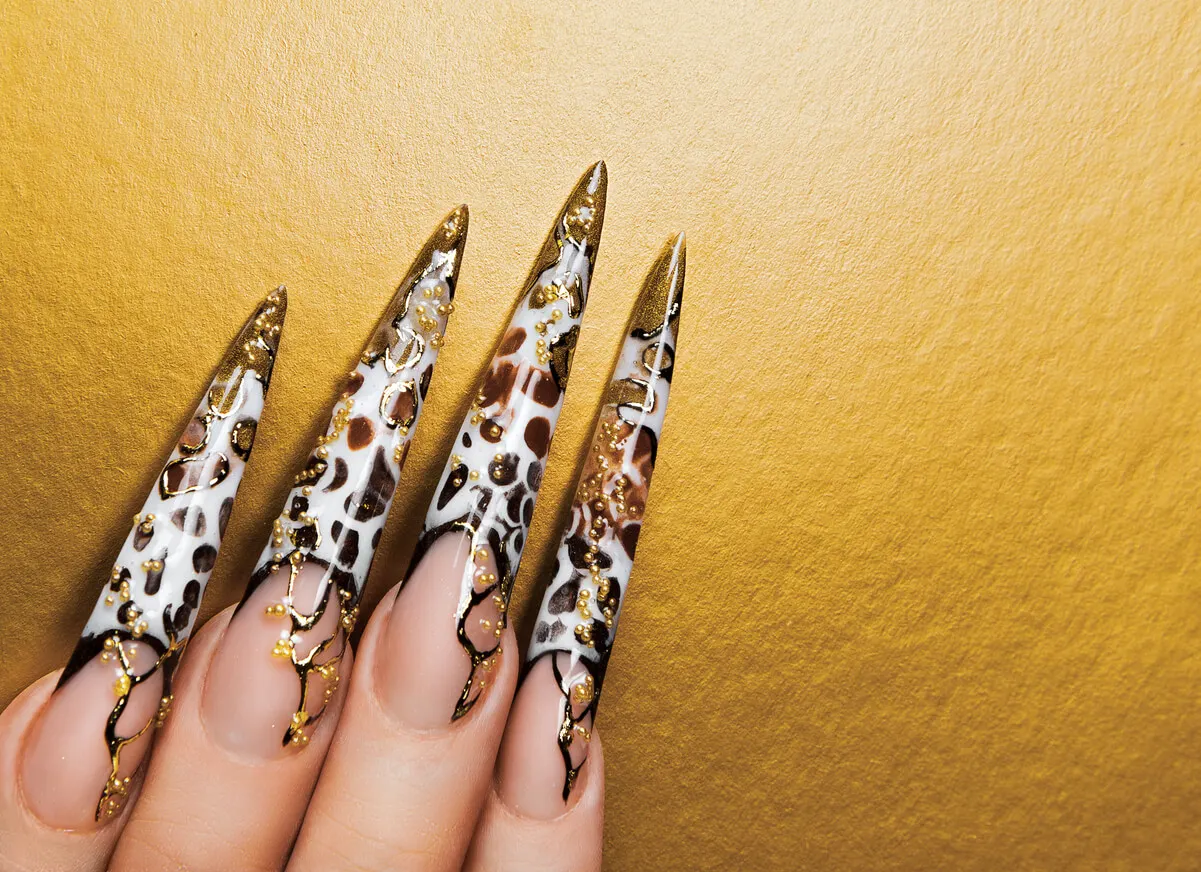 Uñas largas esculpidas
