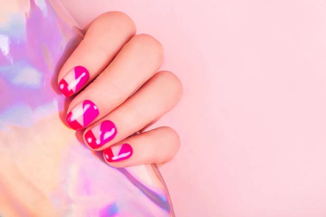 Manicura rosa holográfica