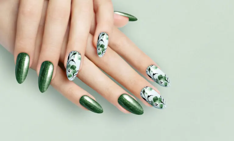 Uñas tipo almond verde metalizado
