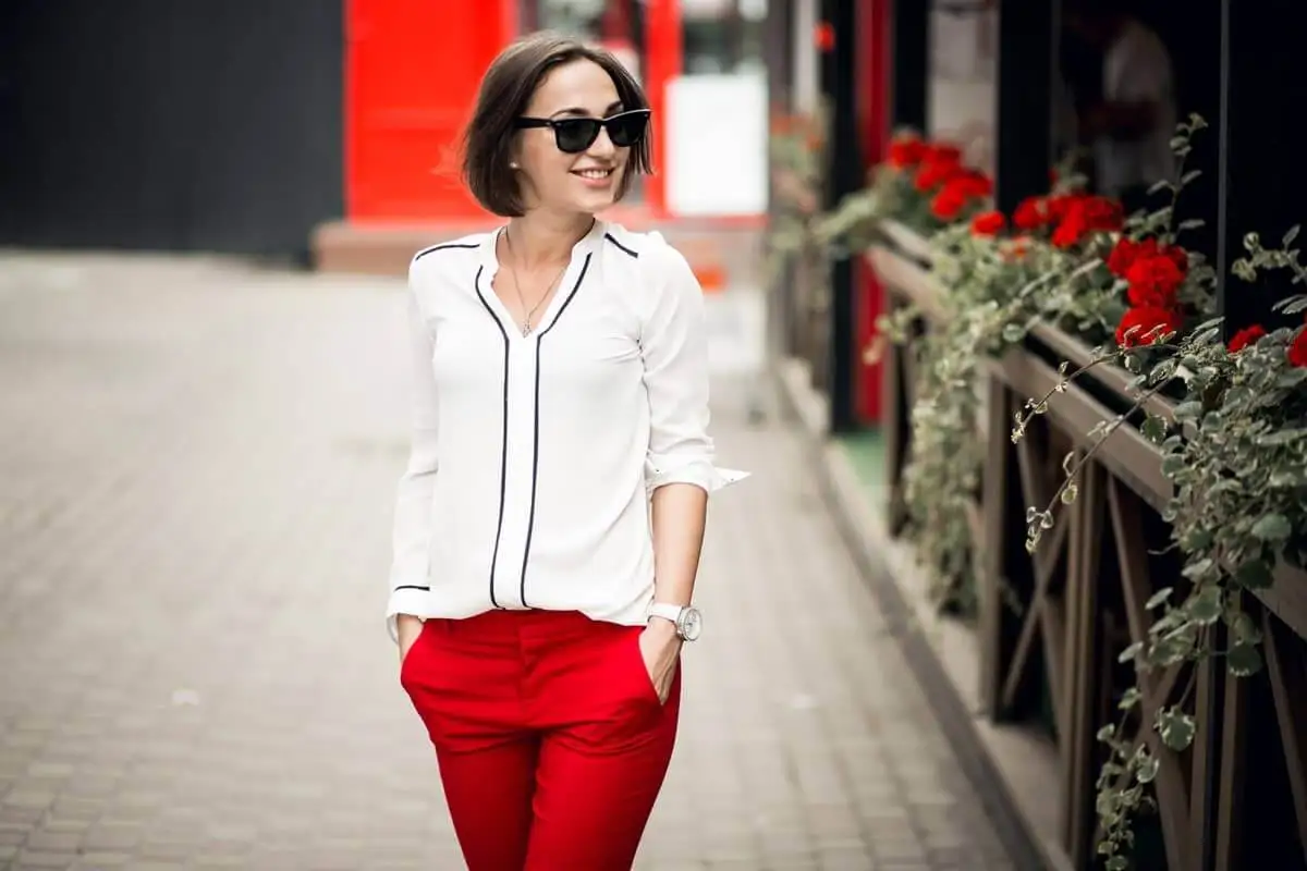 Look con toques de rayas verticales.