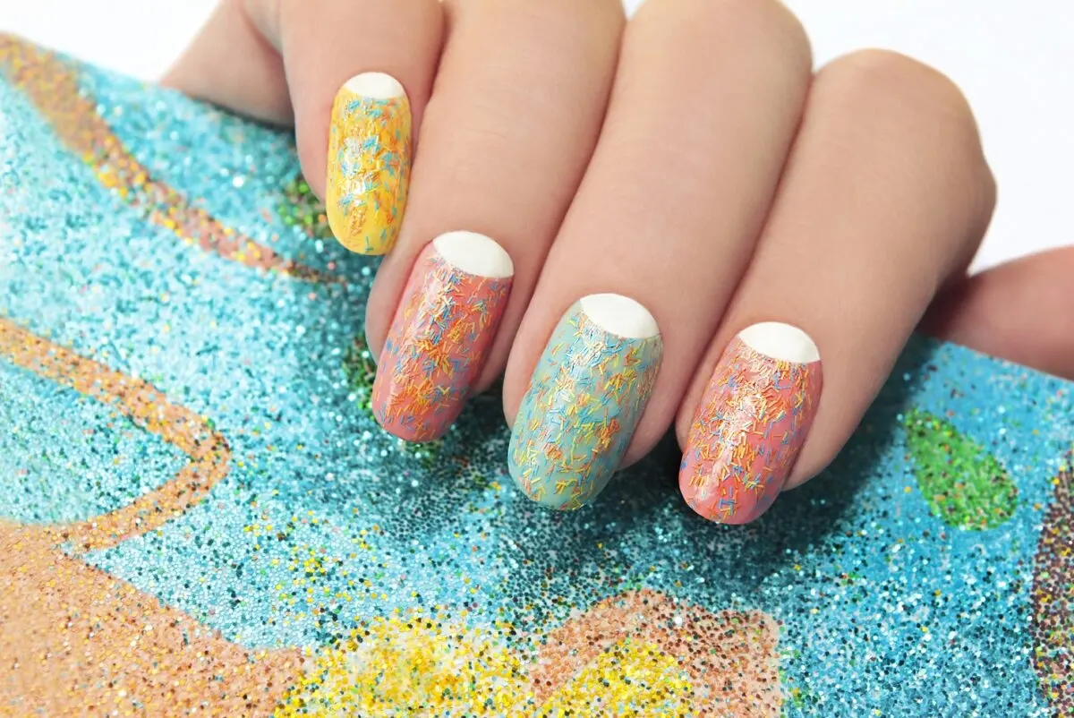 Uñas con chispas de colores