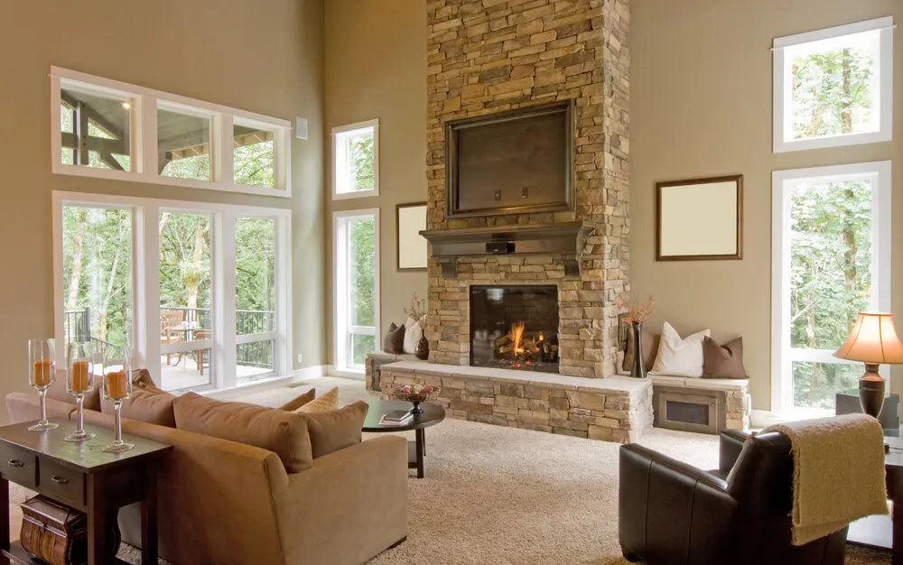 Reviste la chimenea con piedra para evocar la decoración de estilo campestre