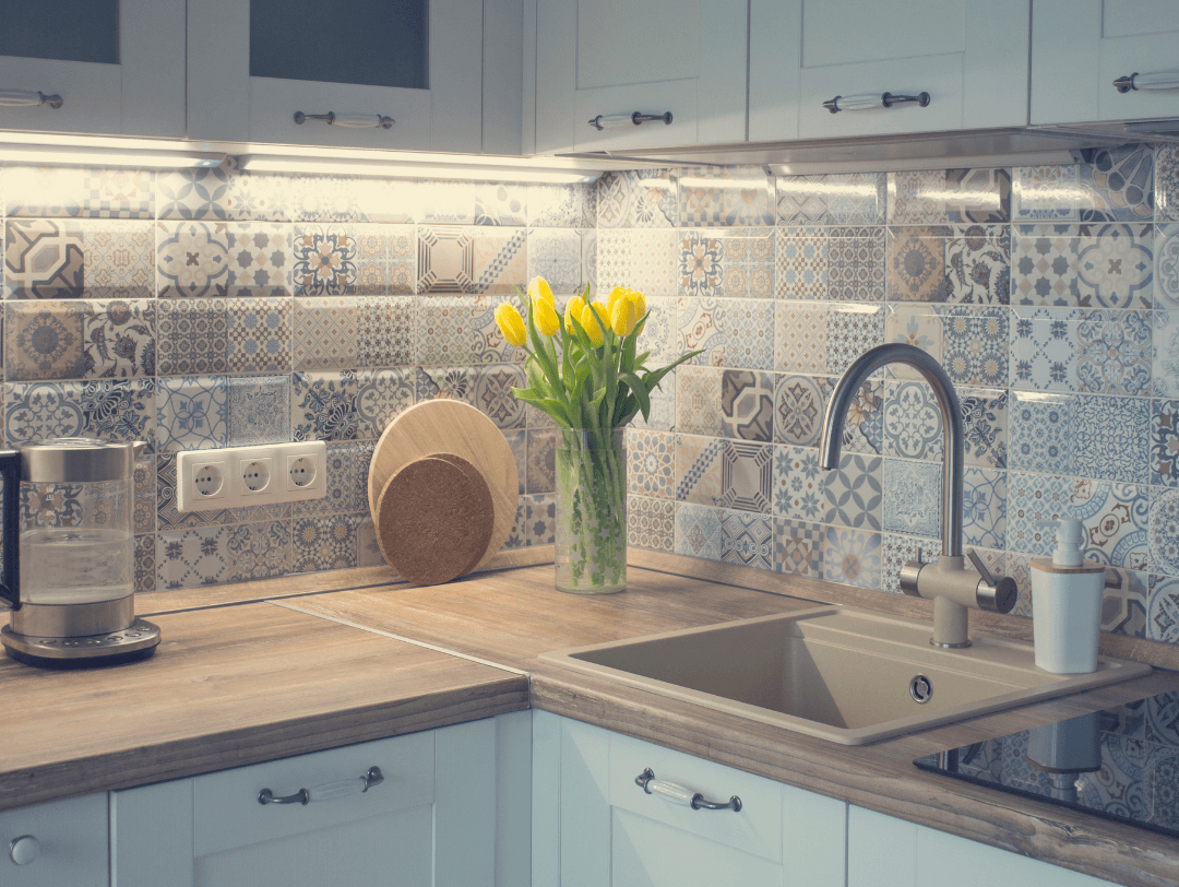 Cocina con azulejos pintados
