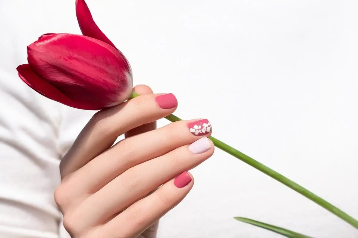 Uñas virgins nails en colores rosa.