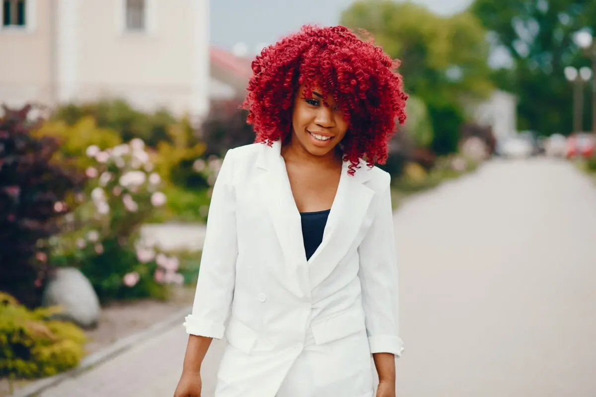 Estilo de cabello rojo para resaltar la piel morena