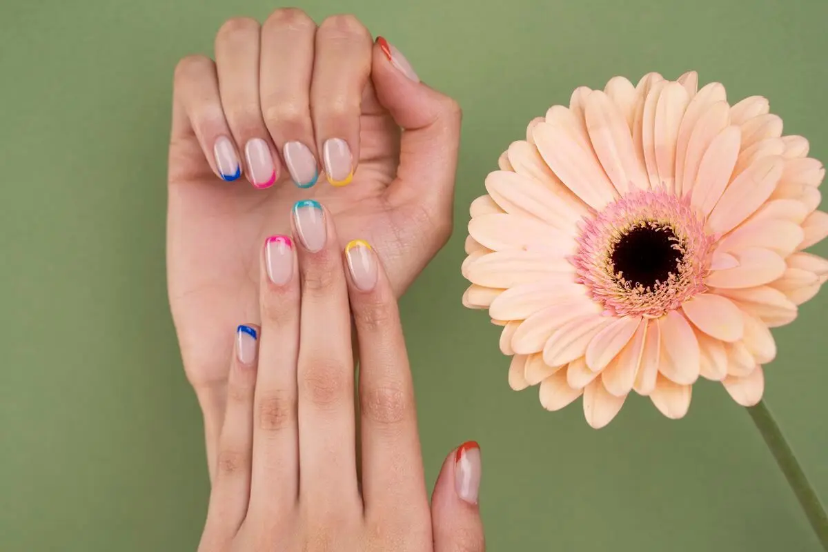 Uñas azul claro con brillo