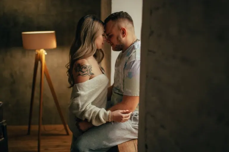 6 formas sutiles para insinuarle a tu pareja que quieres hacerlo (ya sabes qué...)