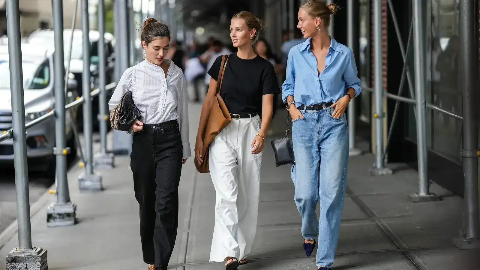 Jeans bootcut con blusas por dentro