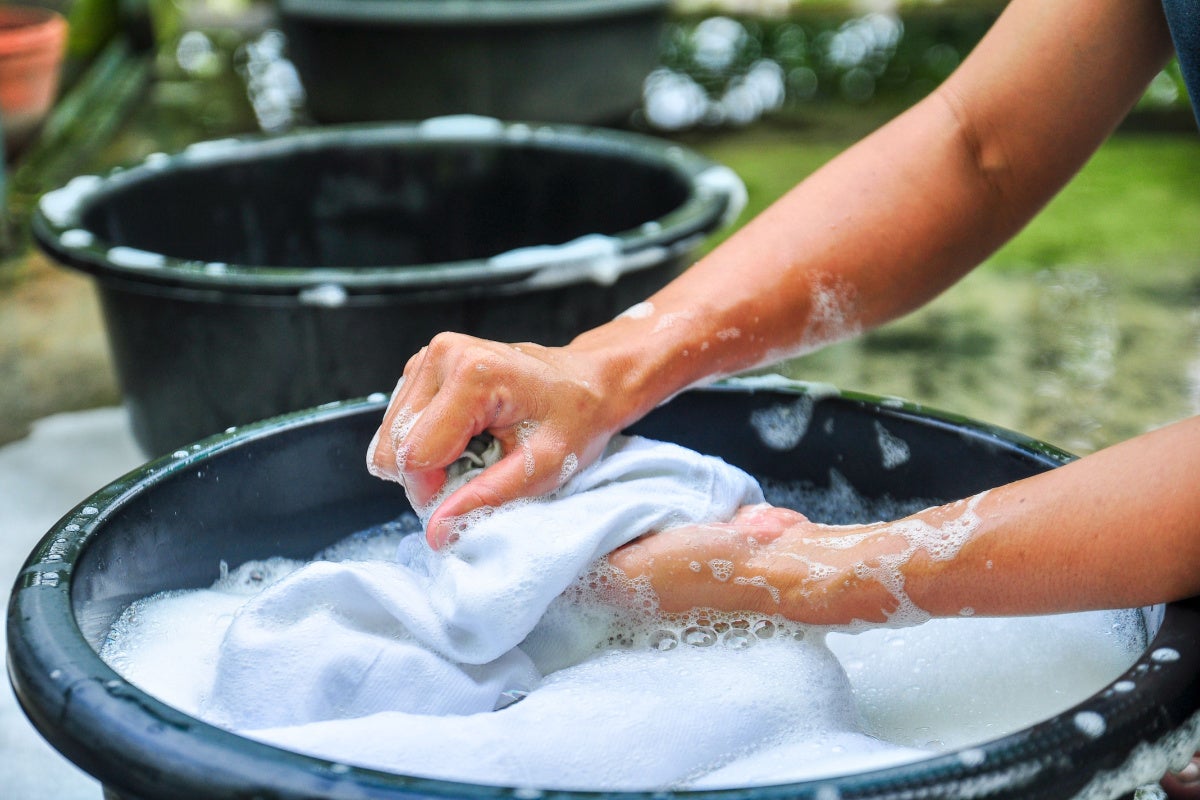 Cómo lavar en seco tu propia ropa en casa