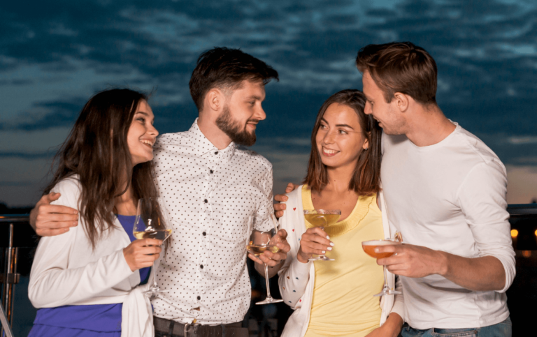 7 signos de que le gustas al amigo de tu novio