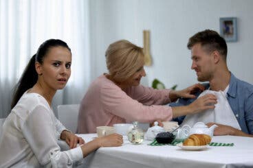 Cómo saber si tu pareja tiene «mamitis» y cómo afrontarlo