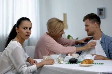 Cómo saber si tu pareja tiene «mamitis» y cómo afrontarlo