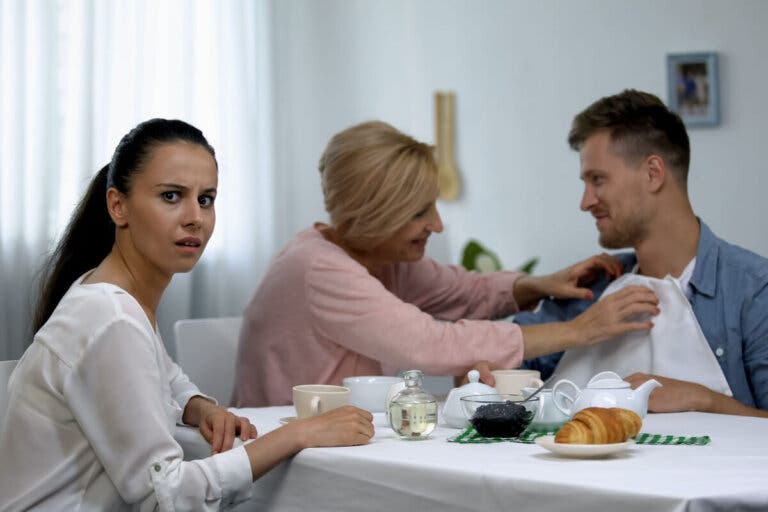 Cómo saber si tu pareja tiene «mamitis» y cómo afrontarlo