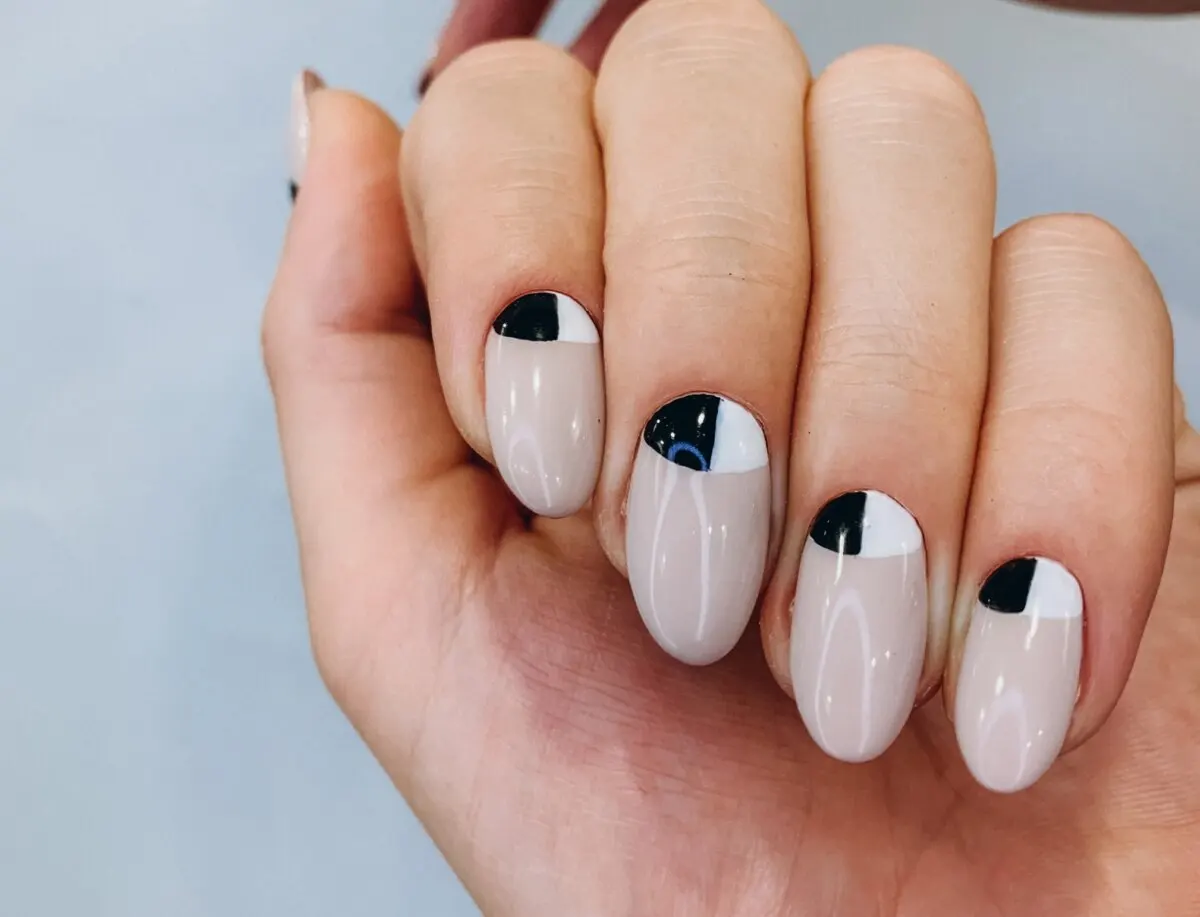 Uñas media luna en blanco y negro