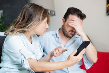 Darle «like» a una foto y otros 15 problemas de pareja modernos