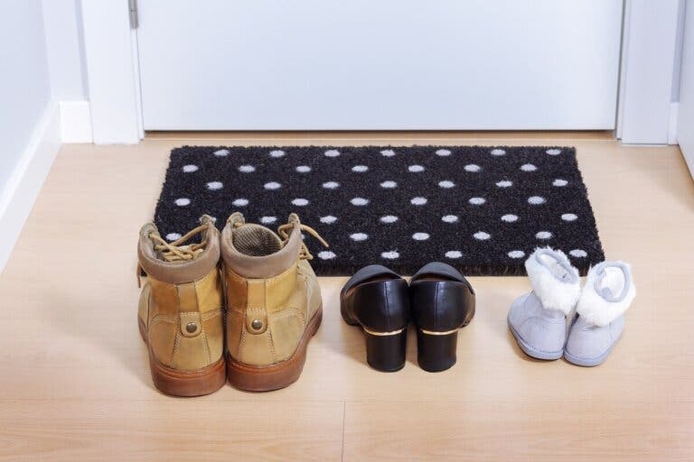 8 motivos para quitarte los zapatos al entrar en la casa