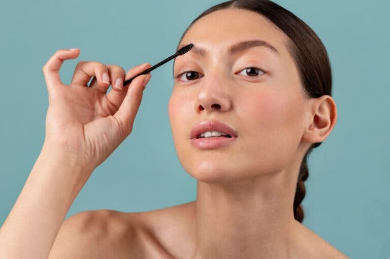 9 usos del rímel transparente que son tendencia