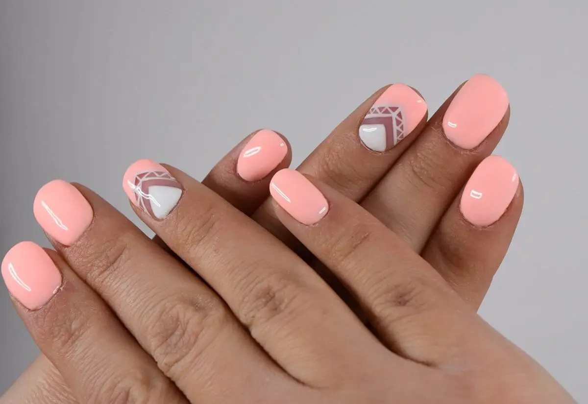 uñas con triángulos y líneas.