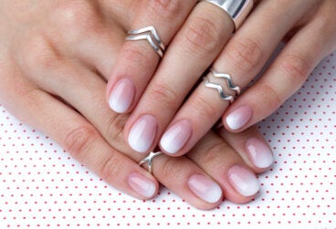 4 ideas de manicura francesa difuminada (+ pasos para hacerla)