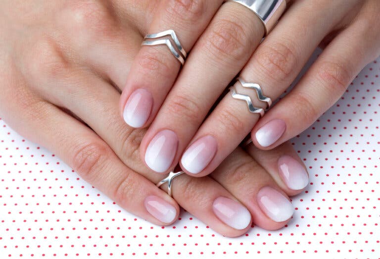 4 ideas de manicura francesa difuminada (+ pasos para hacerla)